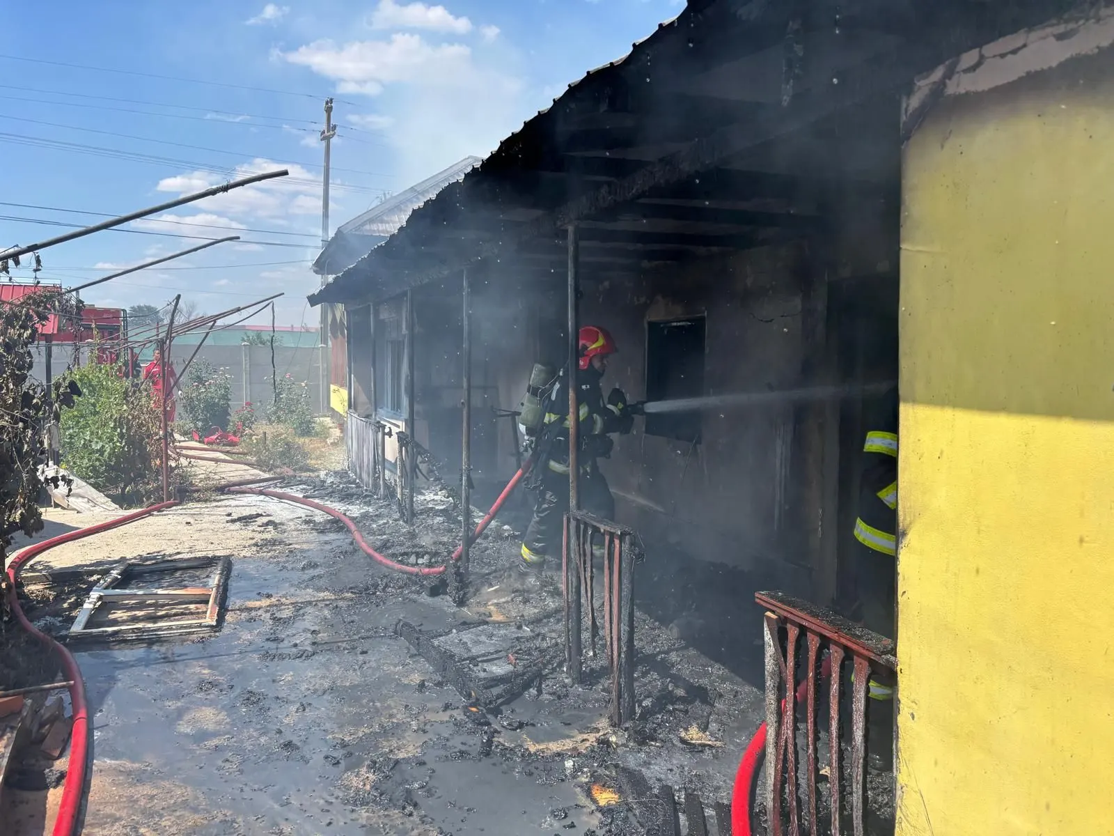 Incendiu la o casă din Cernetu, de la o lumânare lăsată aprinsă în hol