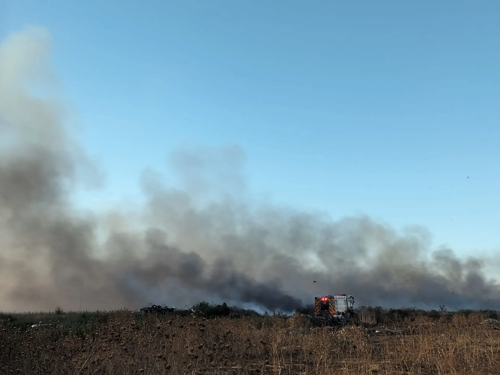 Incendiu pe circa 50 de hectare lângă Smârdioasa, cu fum dens din plastic și cauciucuri