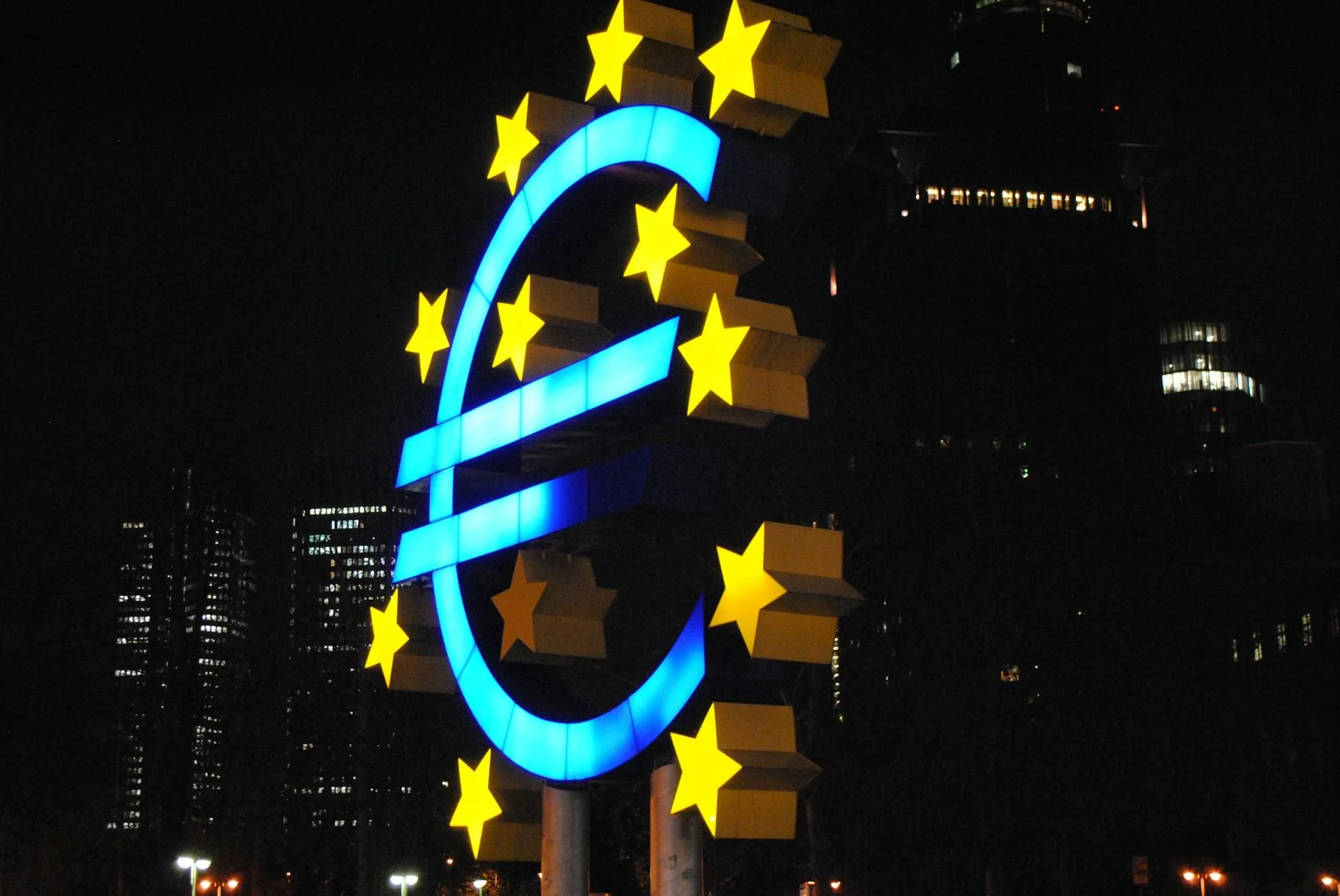 Simbolul euro iluminat, reprezentând finanțările europene